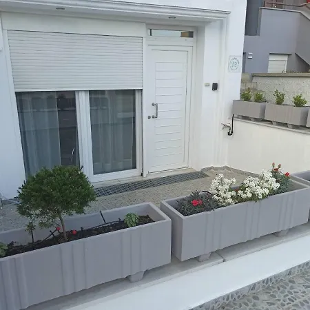 Le Petit Jardin Daire Golos